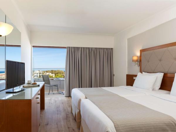 Best Western Plus Hotel Plaza : photo 1 de la chambre chambre double avec 2 lits simples - non-fumeurs - vue latérale sur mer