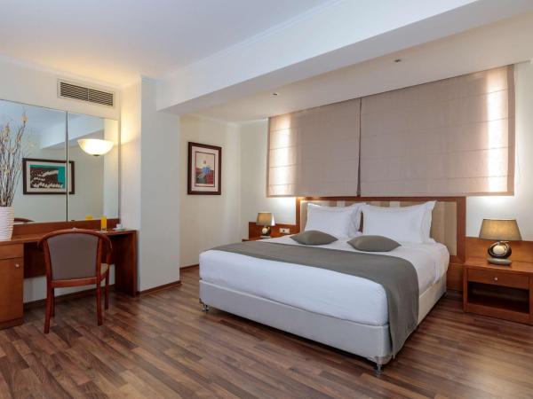 Best Western Plus Hotel Plaza : photo 3 de la chambre suite junior avec 1 lit queen-size, 2 lits simples et 1 canapé-lit - non-fumeurs