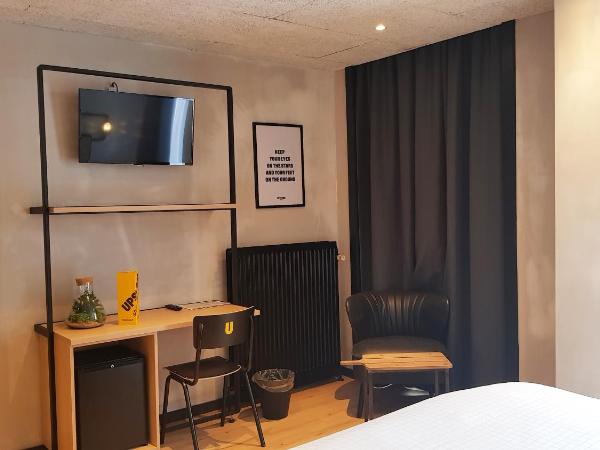 Upstairs Hotel : photo 9 de la chambre hébergement de taille intermédiaire - vue sur rue