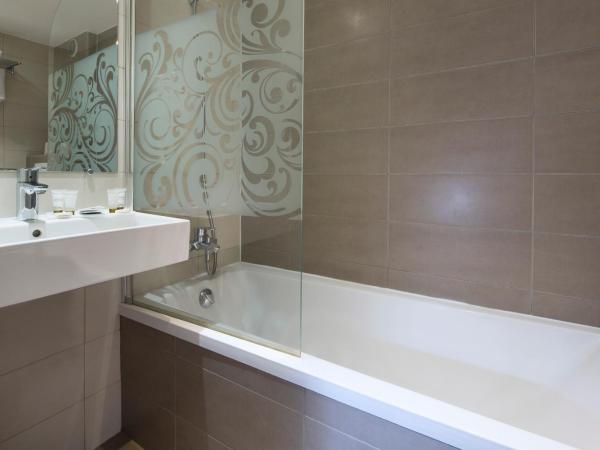 Hôtel Le Compostelle : photo 4 de la chambre chambre double avec baignoire