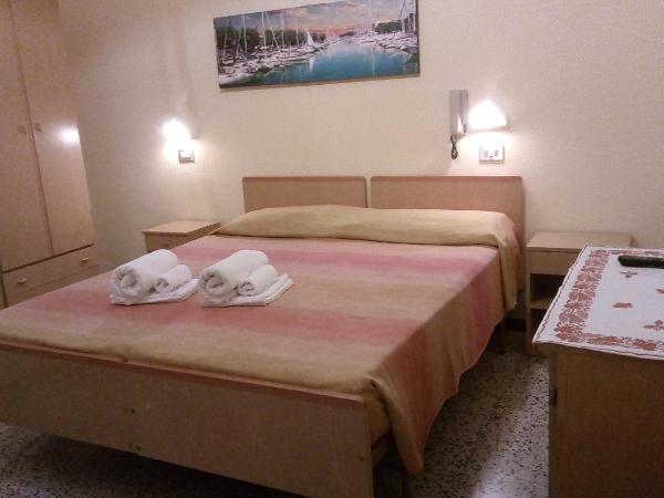 Hotel Carmen Viserba : photo 5 de la chambre chambre double ou lits jumeaux avec salle de bains