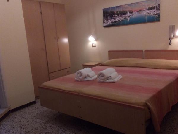 Hotel Carmen Viserba : photo 7 de la chambre chambre double ou lits jumeaux avec salle de bains