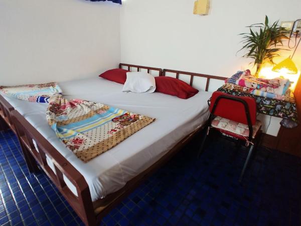 Prasuri Guest House : photo 4 de la chambre chambre quadruple avec salle de bains privative