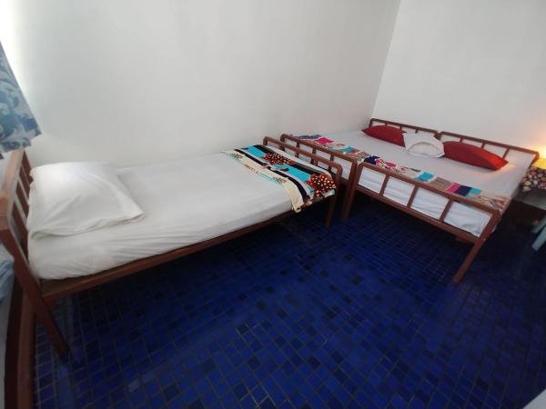 Prasuri Guest House : photo 2 de la chambre chambre triple avec salle de bains privative