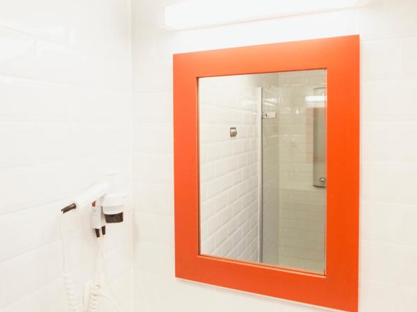 Snuffel Youth Hostel : photo 1 de la chambre lit dans un dortoir mixte de 4 lits avec salle de bains privative