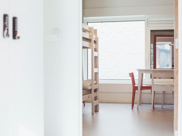 Snuffel Youth Hostel : photo 4 de la chambre lit dans un dortoir mixte de 4 lits avec salle de bains privative