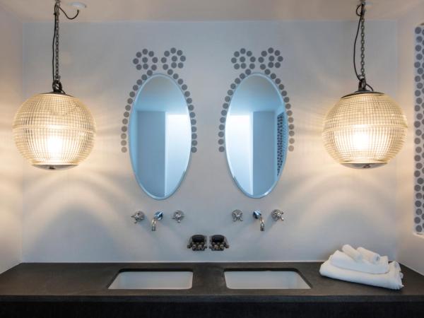 Erosantorini Estate : photo 5 de la chambre suite spa lune de miel avec jacuzzi extérieur - vue sur caldera