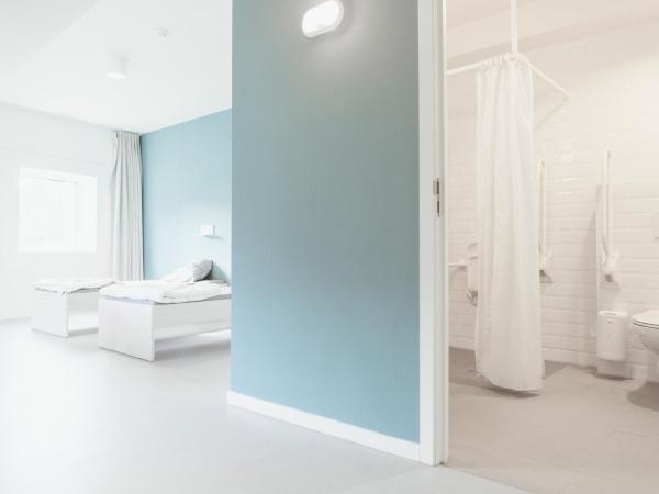 Snuffel Youth Hostel : photo 5 de la chambre chambre lits jumeaux avec salle de bains privative