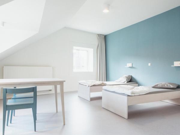 Snuffel Youth Hostel : photo 6 de la chambre chambre lits jumeaux avec salle de bains privative