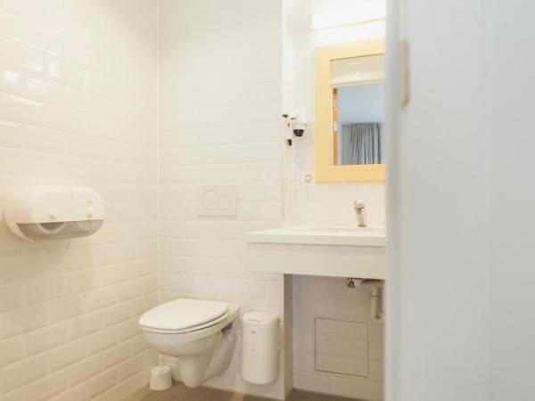 Snuffel Youth Hostel : photo 7 de la chambre chambre lits jumeaux avec salle de bains privative