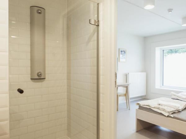 Snuffel Youth Hostel : photo 8 de la chambre chambre lits jumeaux avec salle de bains privative