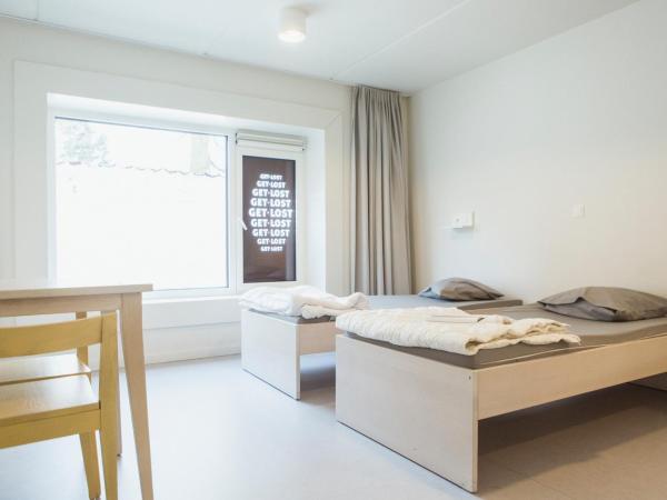 Snuffel Youth Hostel : photo 9 de la chambre chambre lits jumeaux avec salle de bains privative