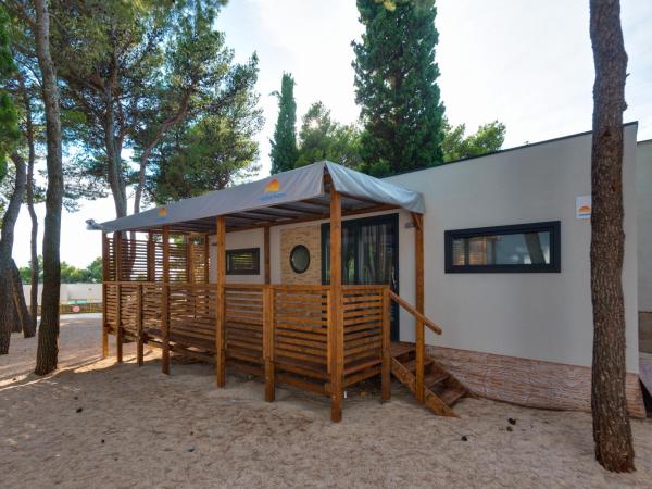 Croatia Camp Mobile Homes Vodice : photo 7 de la chambre mobile home 2 chambres confort avec terrasse