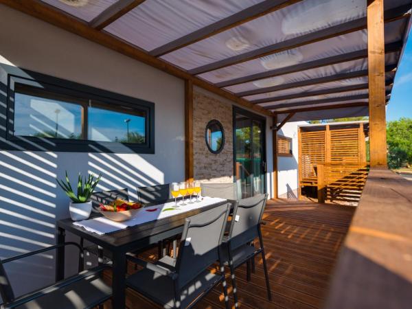 Croatia Camp Mobile Homes Vodice : photo 10 de la chambre mobile home 2 chambres confort avec terrasse