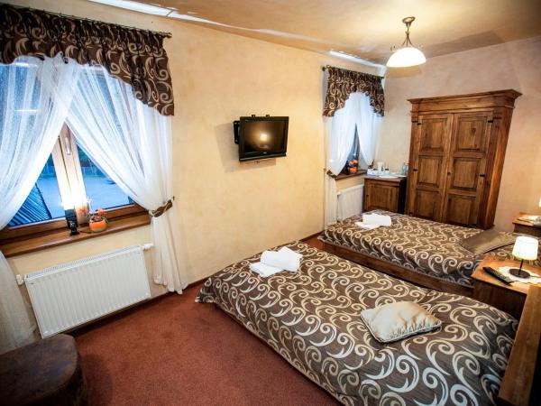 Hotel Dwór Karolówka : photo 9 de la chambre chambre lits jumeaux standard