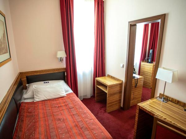 EA Hotel Sonata : photo 2 de la chambre chambre double avec lit d'appoint