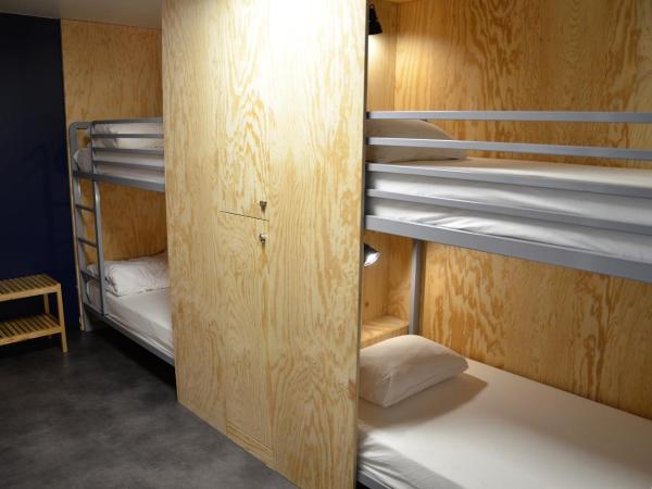 Eklo Hotels Lille : photo 5 de la chambre lit simple dans dortoir pour hommes avec salle de bains commune