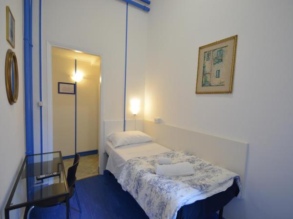 Olympia Hotel : photo 3 de la chambre chambre double ou lits jumeaux Économique avec salle de bains privative séparée