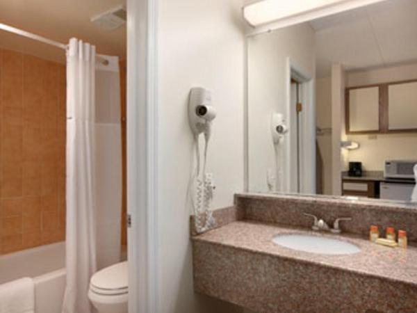 Days Inn by Wyndham Virginia Beach At The Beach : photo 3 de la chambre chambre lit king-size - non-fumeurs