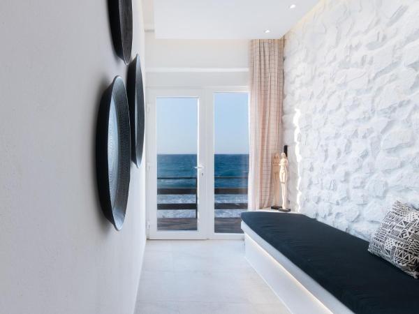 Portara Seaside Luxury Suites : photo 9 de la chambre appartement - vue sur mer