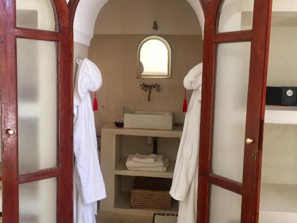 Riad Tizwa Marrakech : photo 10 de la chambre spacieuse chambre double - vue sur terrasse