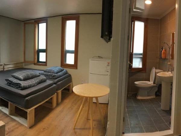 Take 1 Guesthouse Hongdae : photo 5 de la chambre chambre familiale avec salle de bains privative