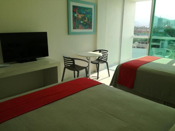 We Hotel Acapulco : photo 6 de la chambre chambre double de luxe avec 2 lits doubles et balcon