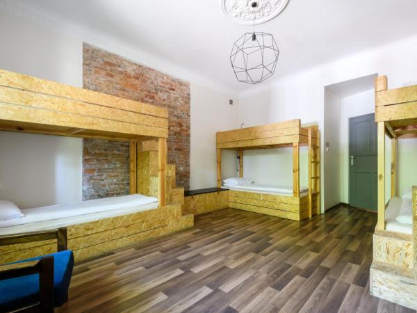 Lull Hostel : photo 2 de la chambre chambre familiale avec salle de bains