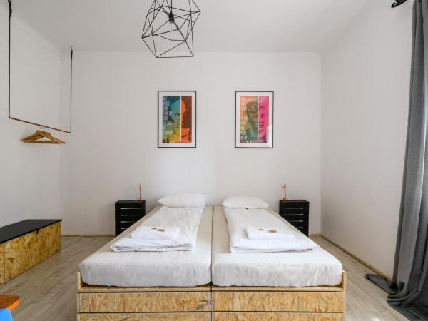 Lull Hostel : photo 3 de la chambre chambre double ou lits jumeaux avec salle de bains