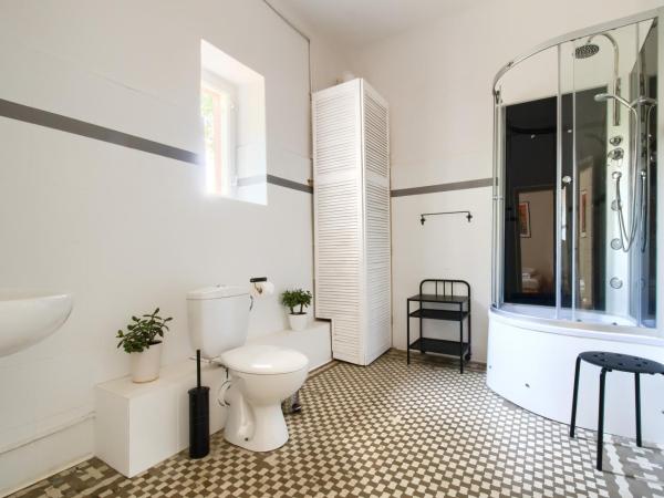 Lull Hostel : photo 4 de la chambre chambre double ou lits jumeaux avec salle de bains