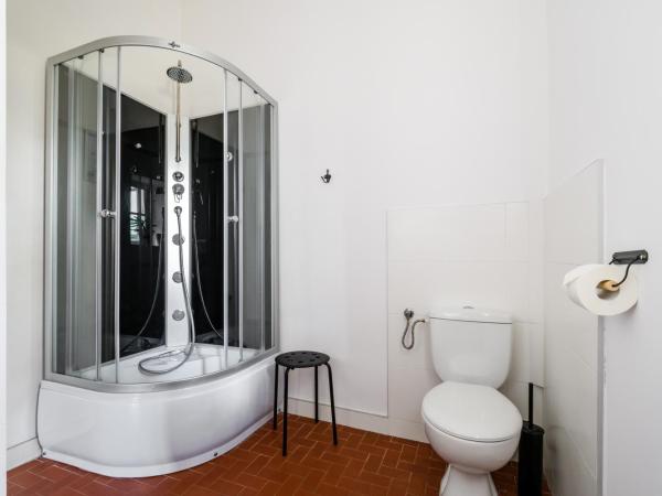 Lull Hostel : photo 4 de la chambre chambre double ou lits jumeaux avec salle de bains commune