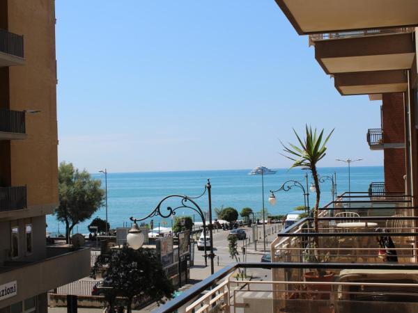 La Collina dei Ciliegi : photo 1 de la chambre chambre double deluxe avec balcon - vue sur mer