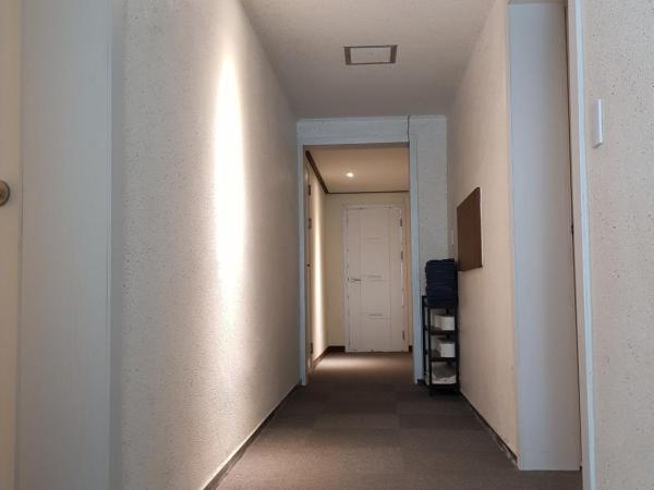 Take 1 Guesthouse Hongdae : photo 10 de la chambre chambre lits jumeaux avec salle de bains privative