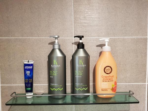 Take 1 Guesthouse Hongdae : photo 9 de la chambre chambre lits jumeaux avec salle de bains privative