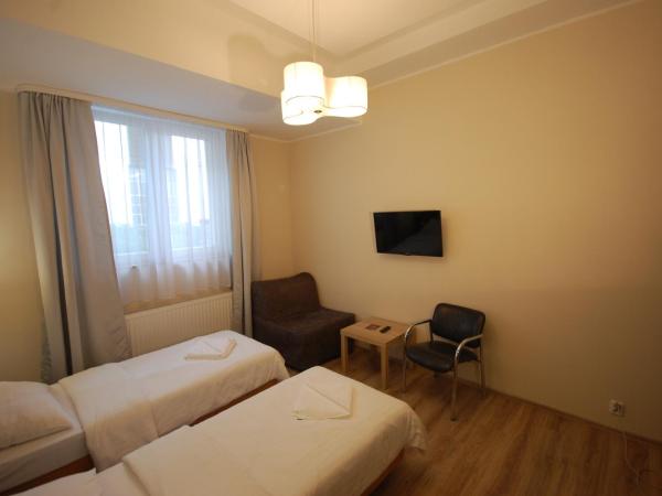 Hipnotic B&B : photo 6 de la chambre chambre double avec lit d'appoint et salle de bains