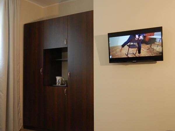 Hipnotic B&B : photo 10 de la chambre chambre double avec lit d'appoint et salle de bains