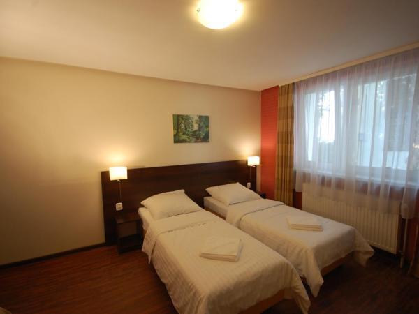 Hipnotic B&B : photo 1 de la chambre chambre triple avec salle de bains commune