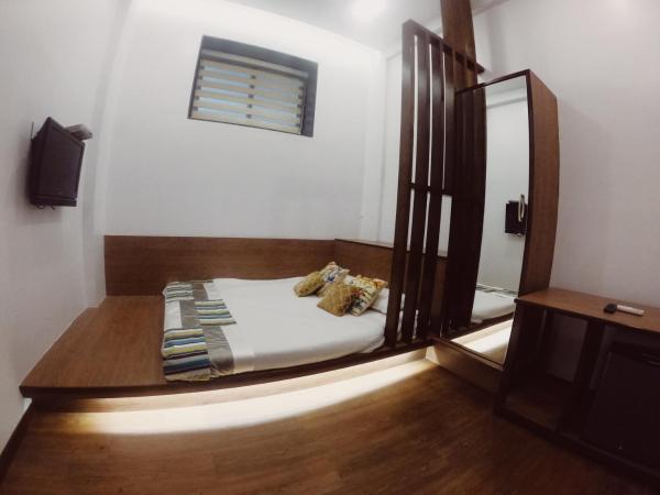 Carlton Hotel Mumbai - Behind Taj Mahal Palace Colaba Mumbai : photo 8 de la chambre chambre double supérieure avec salle de bains commune et climatisation