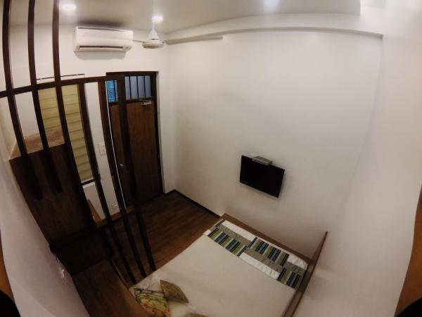 Carlton Hotel Mumbai - Behind Taj Mahal Palace Colaba Mumbai : photo 10 de la chambre chambre double supérieure avec salle de bains commune et climatisation