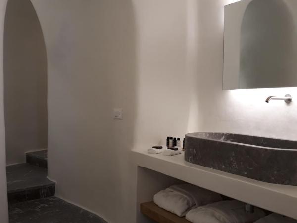 Chelidonia Luxury Suites : photo 8 de la chambre suite olivier avec petite piscine - vue sur caldera