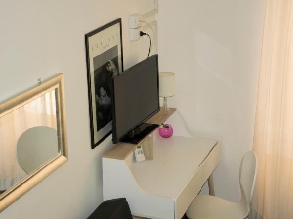 B&B Myrta Maria : photo 8 de la chambre chambre double avec salle de bains privative extérieure