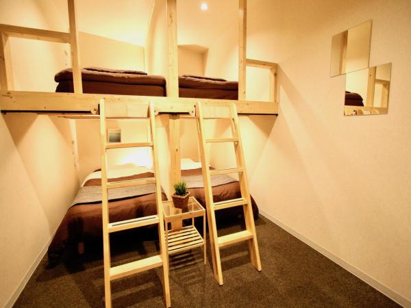 Osaka Guesthouse Nest : photo 3 de la chambre chambre quadruple avec lits superposés et salle de bains commune