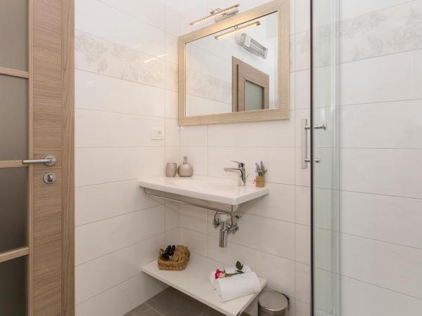 Luxury Rooms Saint Jacob : photo 7 de la chambre chambre double deluxe avec lit d'appoint