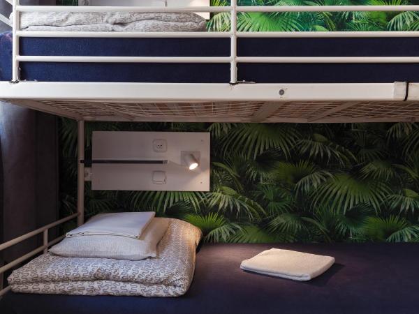 Tatamka Hostel : photo 6 de la chambre chambre 6 lits avec salle de bains commune