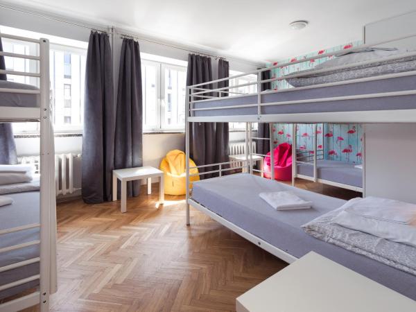 Tatamka Hostel : photo 4 de la chambre lit dans dortoir 6 lits avec salle de bains commune