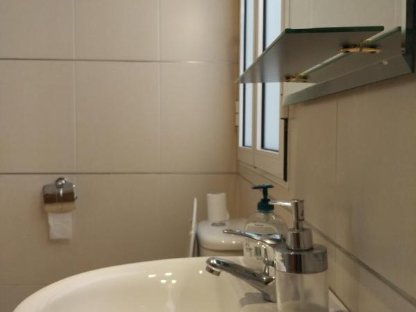 Pension Dominguez : photo 7 de la chambre chambre simple avec salle de bains