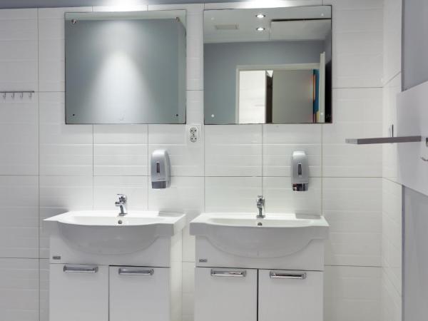 Tatamka Hostel : photo 4 de la chambre lit dans dortoir de 8 lits avec salle de bains