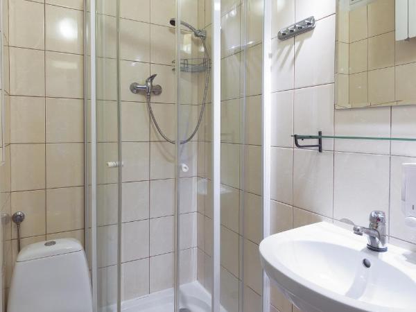 Tatamka Hostel : photo 4 de la chambre chambre lits jumeaux avec salle de bains privative