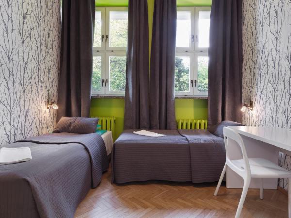 Tatamka Hostel : photo 2 de la chambre chambre lits jumeaux avec salle de bains privative