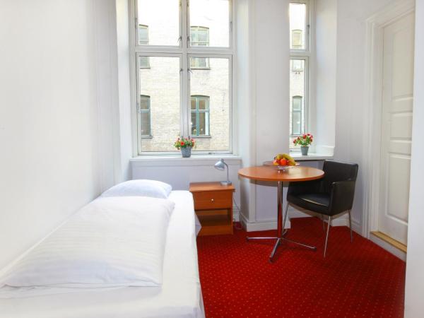Hotel Nora Copenhagen : photo 1 de la chambre chambre simple standard